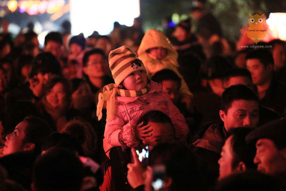 元宵夜游观灯人群